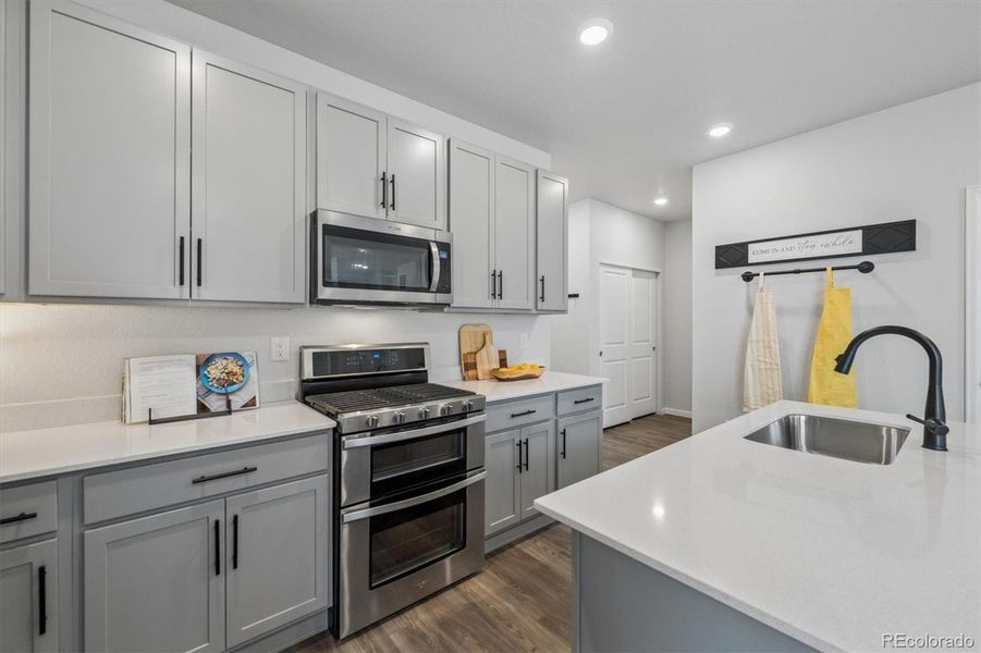 Gas range with 2 ovens, all appliances are included