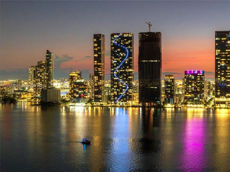 Condo located in Miami, FL showcasing its design and architecture (Image 31).