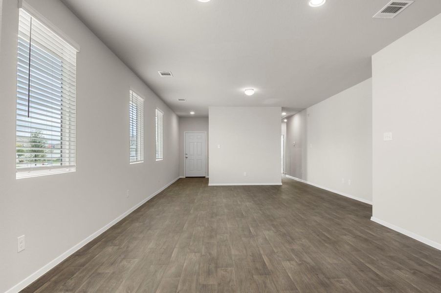 Spacious, unfurnished interior of a new home in Casetta Ranch, Kyle (Image 13).