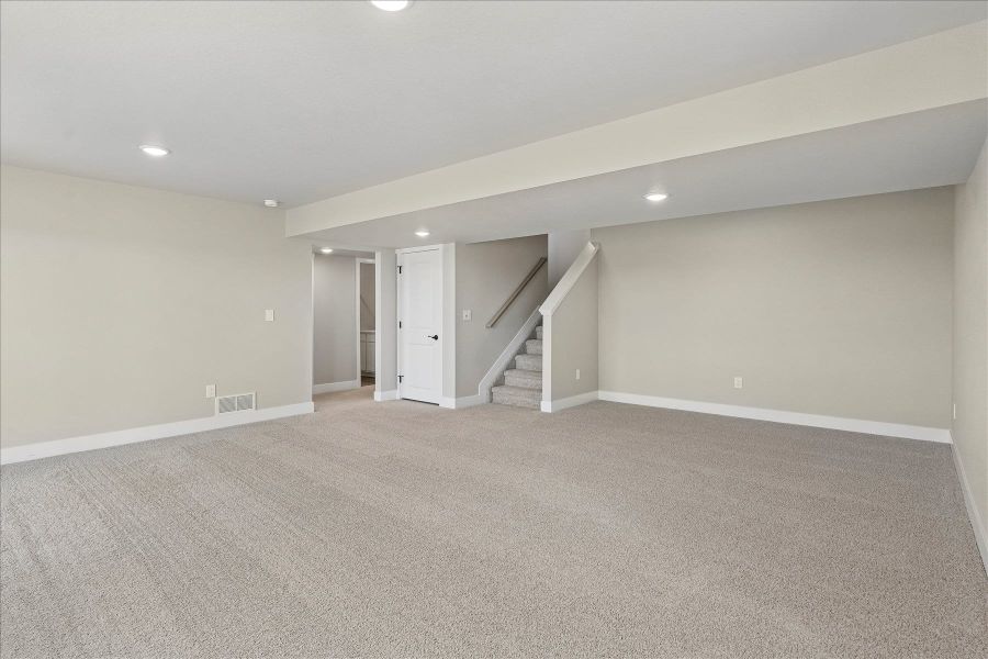 Spacious, unfurnished interior of a new home in Trails at Aspen Ridge-3, Colorado Springs (Image 20).