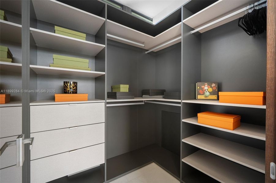 5th Bedroom Walk-in-closet