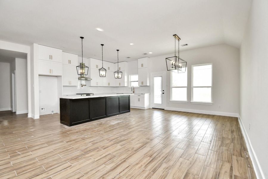 Spacious, unfurnished interior of a new home in , Angleton (Image 43).