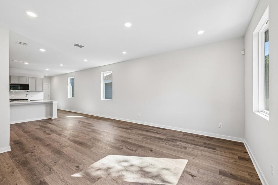 Spacious, unfurnished interior of a new home in Trinity Ranch, Elgin (Image 19).