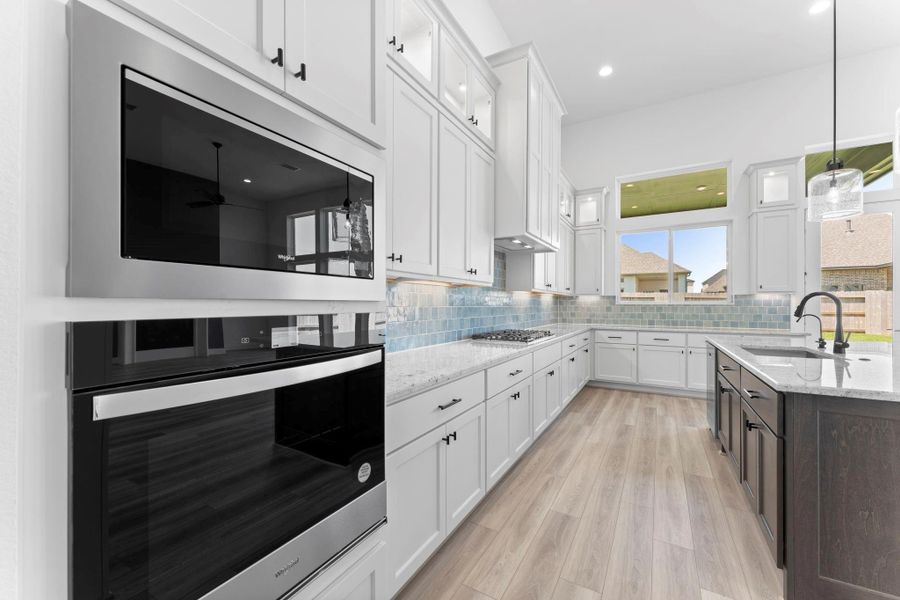 Built-in Gas Cooktop, Vent to Exterior, Oven, and Microwave