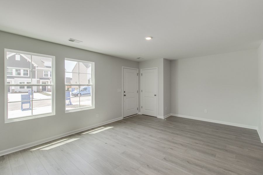 Spacious, unfurnished interior of a new home in Astoria, Columbia (Image 13).
