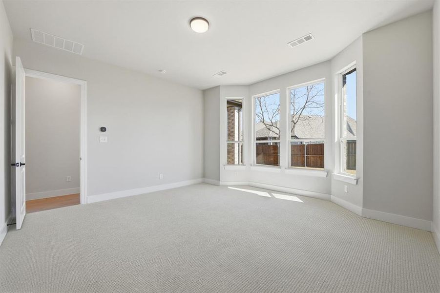 Spacious, unfurnished interior of a new home in Wildridge, Oak Point (Image 18).