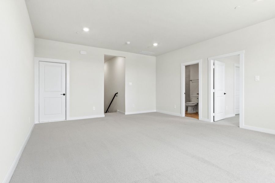 Spacious, unfurnished interior of a new home in Cottonwood Creek, Rowlett (Image 39).