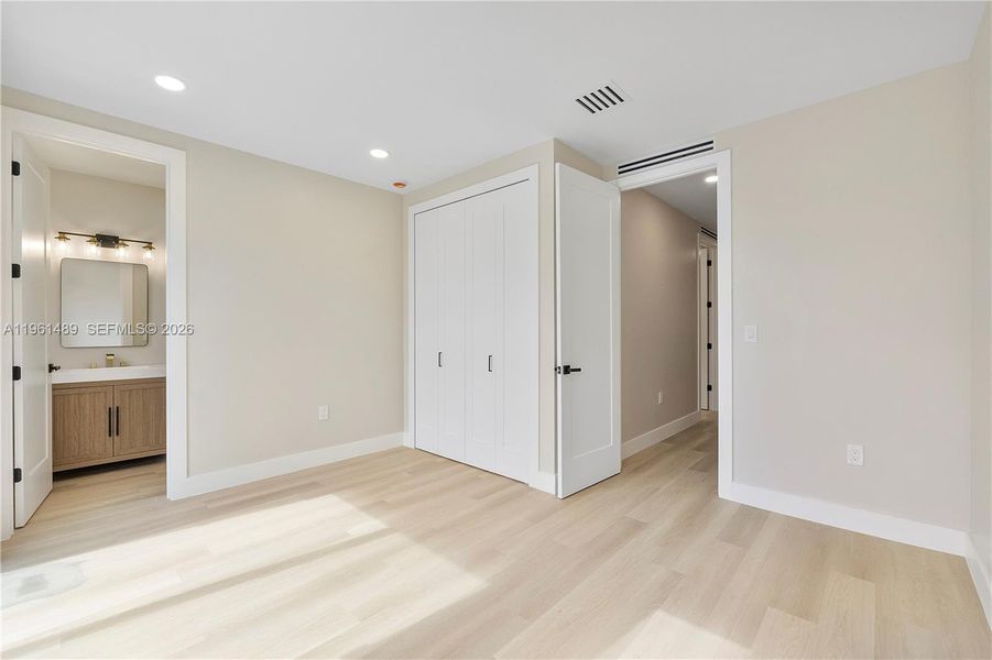 Spacious, unfurnished interior of a new home in , Fort Lauderdale (Image 40).