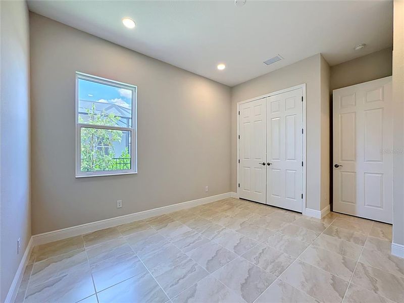 Spacious, unfurnished interior of a new home in Watercolor Place, Bradenton (Image 34).