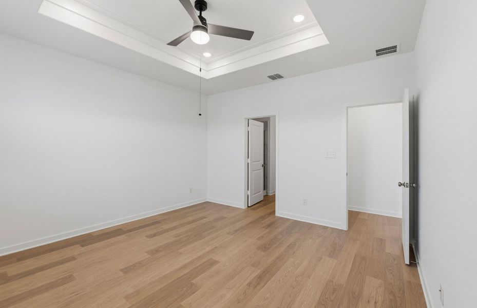 Spacious, unfurnished interior of a new home in Sunfield, Buda (Image 35).