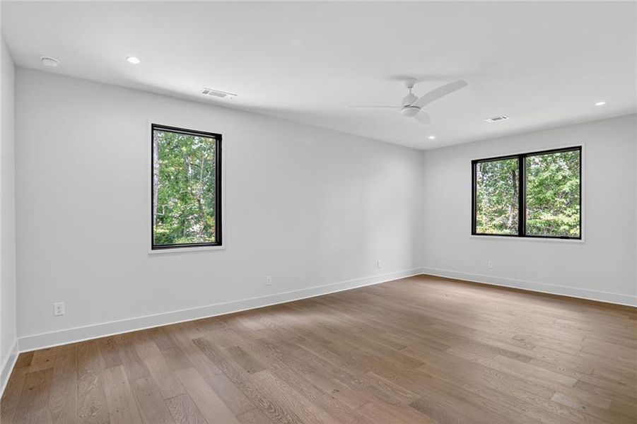 Spacious, unfurnished interior of a new home in , Brookhaven (Image 37).