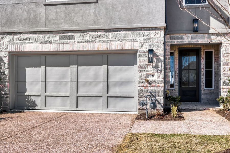 628 Damsel June - Front Entryway