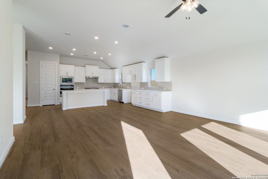 Spacious, unfurnished interior of a new home in Meyer Ranch, New Braunfels (Image 26). Spacious, unfurnished interior of a new home in Meyer Ranch, New Braunfels (Image 26).