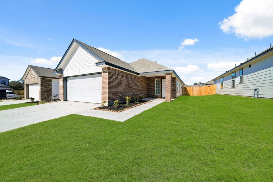 Front exterior of a new home in Hunter's Creek, Huntsville, TX, highlighting curb appeal (Image 2). Front exterior of a new home in Hunter's Creek, Huntsville, TX, highlighting curb appeal (Image 2).