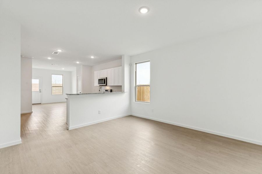 Spacious, unfurnished interior of a new home in River Ranch, Dayton (Image 20).