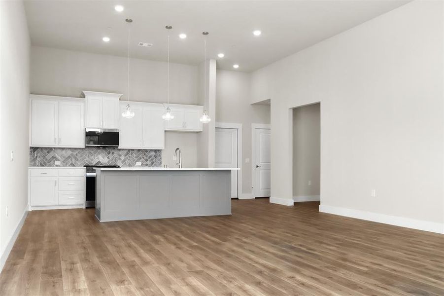 007-20242617SaintHelenaLane-GrandPrairie-TX-75045-Living.jpg-SMALL 007-20242617SaintHelenaLane-GrandPrairie-TX-75045-Living.jpg-SMALL