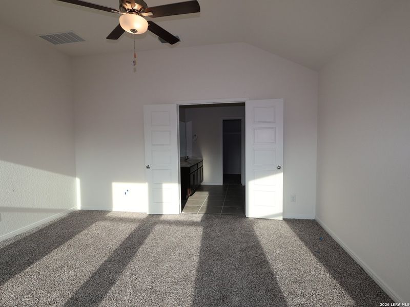 Spacious, unfurnished interior of a new home in Agave, San Antonio (Image 15).