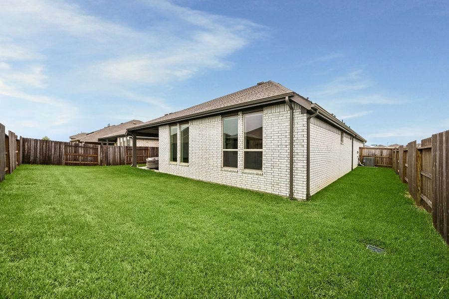 Ample space to play and run in the back yard. Ample space to play and run in the back yard.