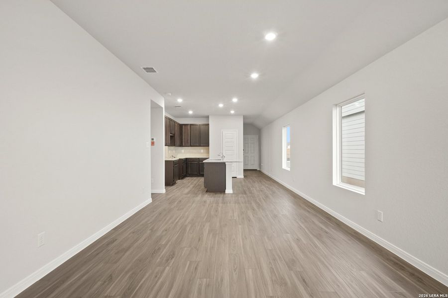 Spacious, unfurnished interior of a new home in Dauer Ranch, New Braunfels (Image 13).