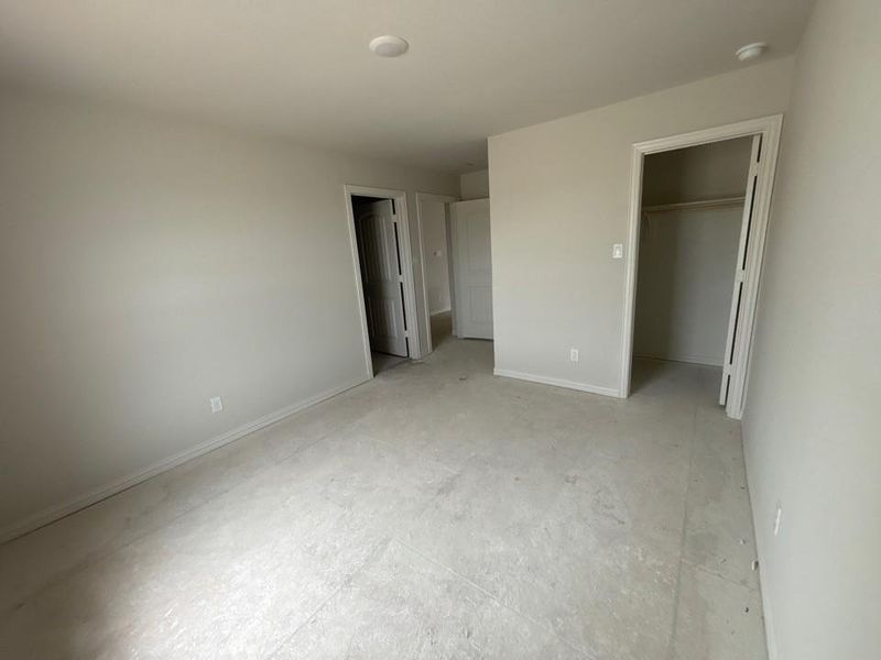 Spacious, unfurnished interior of a new home in Waterford Park, Weatherford (Image 4).
