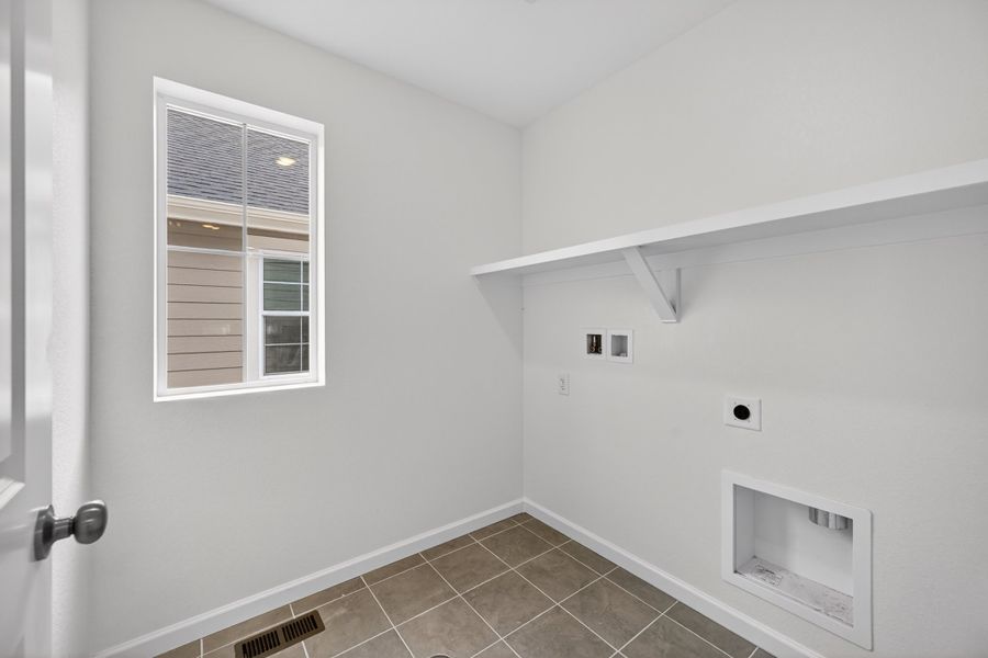 Spacious, unfurnished interior of a new home in Parterre, Thornton (Image 18).