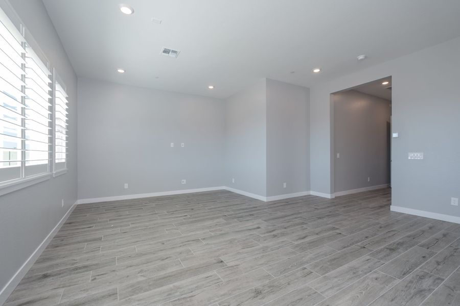 Spacious, unfurnished interior of a new home in Whispering Hills, Laveen (Image 14).
