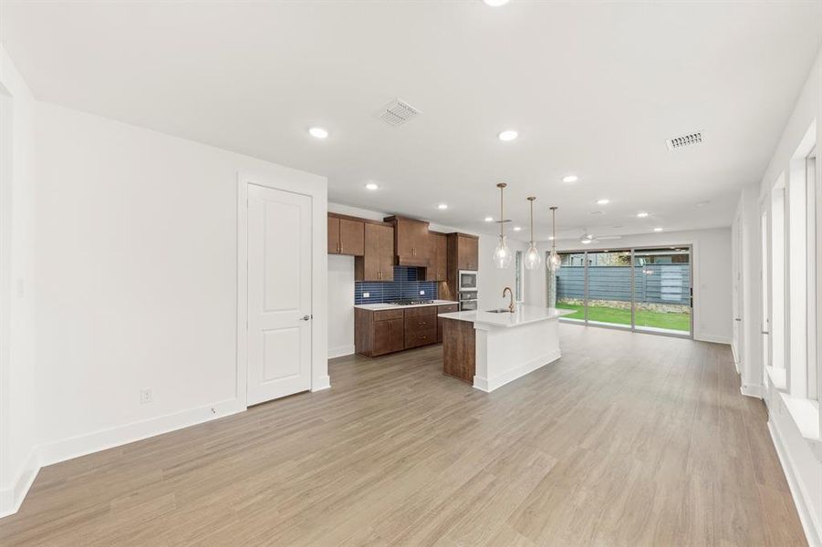 05. 1141 Amaryllis - Dining (2)