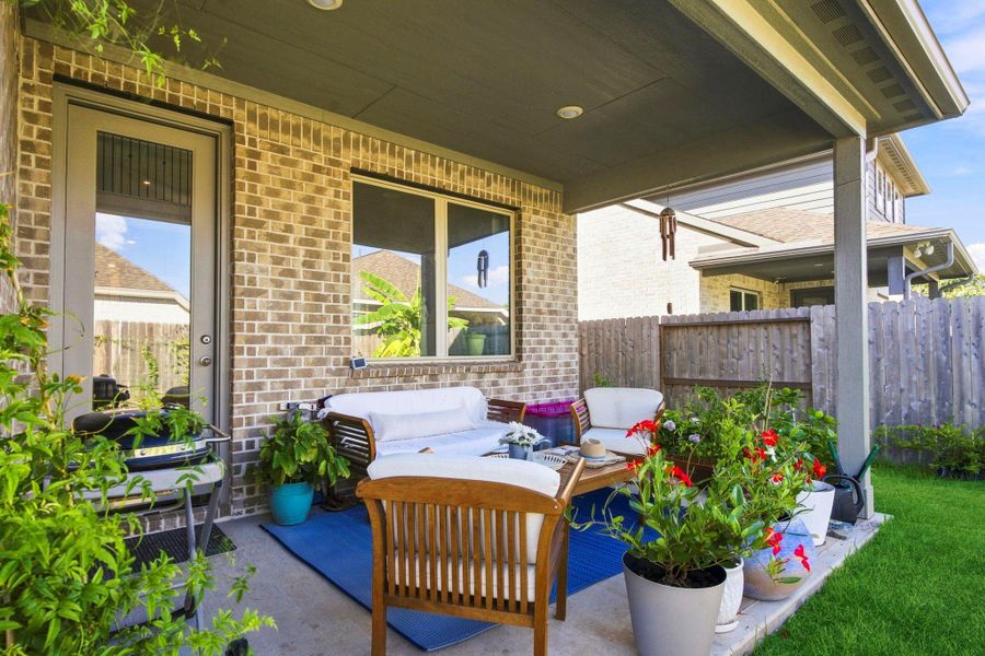 Exterior details and patio area of a home in Sienna 40', Missouri City (Image 27).