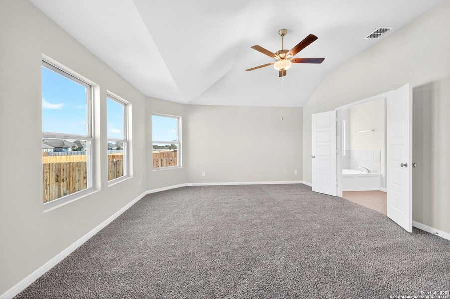 Spacious, unfurnished interior of a new home in Winding Brook, San Antonio (Image 35).