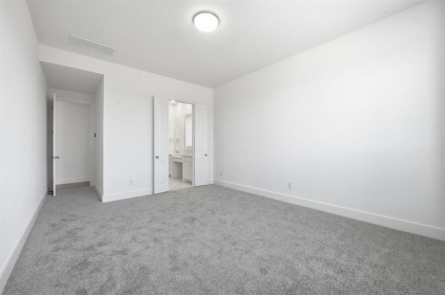 Spacious, unfurnished interior of a new home in Wildridge, Oak Point (Image 28).