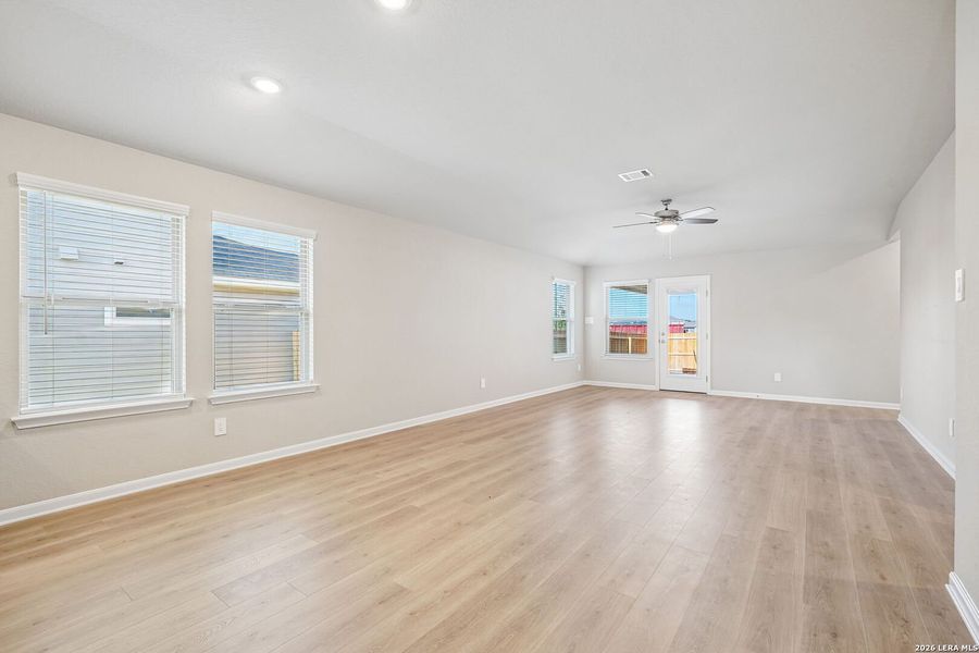 Spacious, unfurnished interior of a new home in Remington Ranch, San Antonio (Image 36).