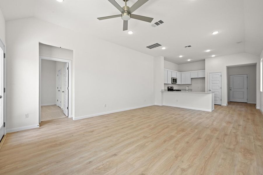 Spacious, unfurnished interior of a new home in Trinity Ranch, Elgin (Image 24).