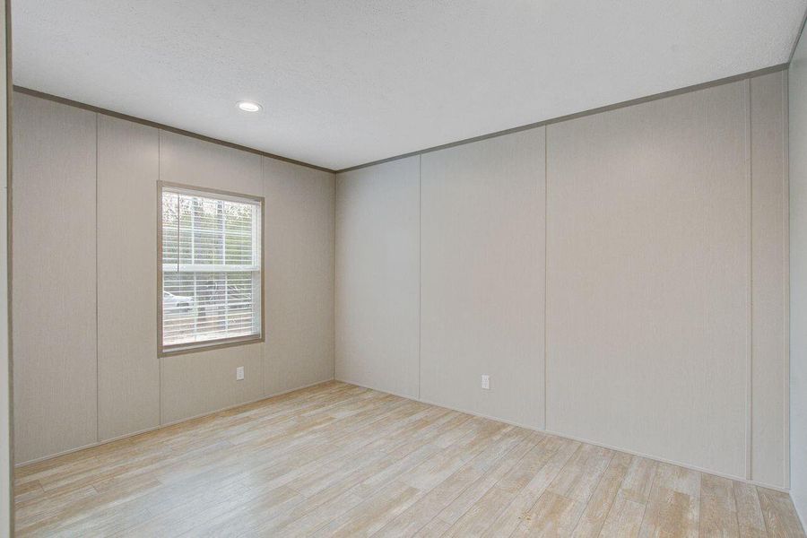 Spacious, unfurnished interior of a new home in , Walterboro (Image 33).
