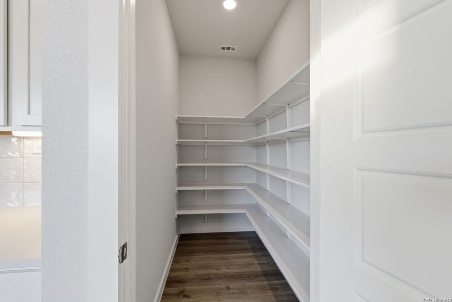 Spacious, unfurnished interior of a new home in Highland Ridge, San Antonio (Image 29).