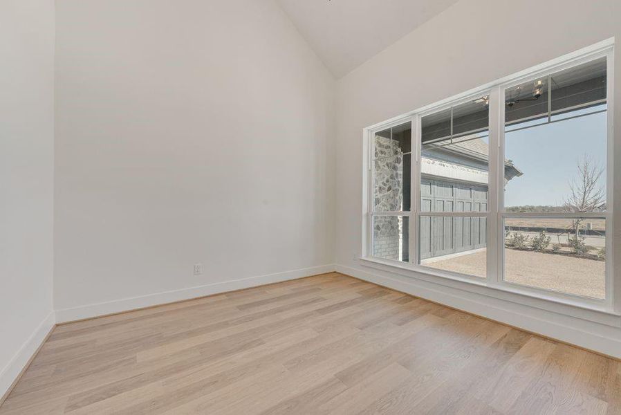 Spacious, unfurnished interior of a new home in Heath Golf & Yacht Club, Heath (Image 33).