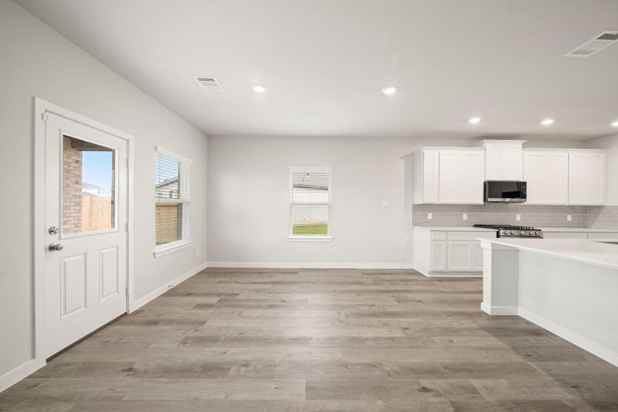 Spacious, unfurnished interior of a new home in Pearlbrook, Texas City (Image 11).