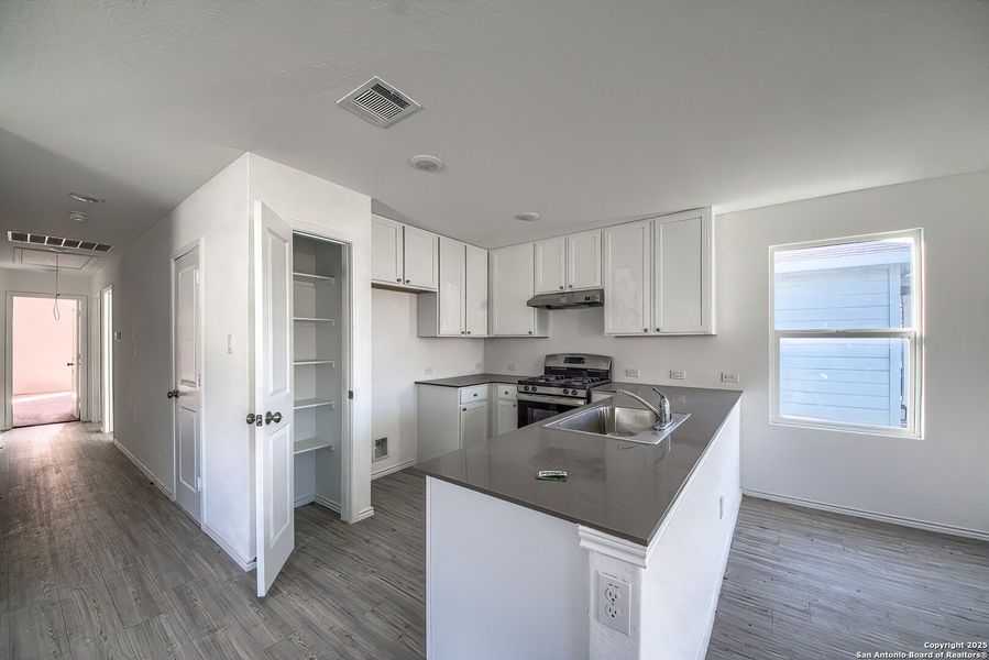 Furnished interior view inside a new home in Silos: Broadview Collection, San Antonio (Image 8). Furnished interior view inside a new home in Silos: Broadview Collection, San Antonio (Image 8).