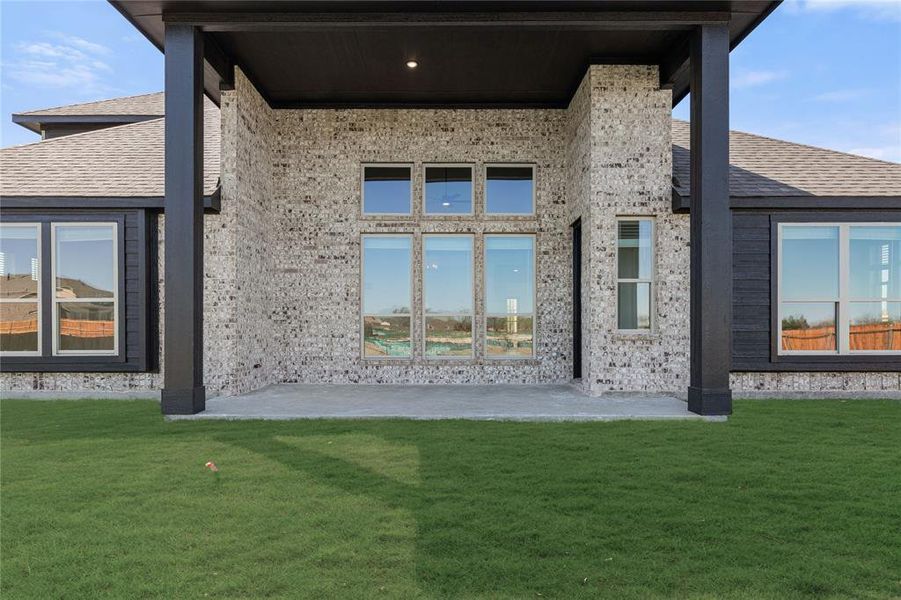 Exterior details and patio area of a home in Glenbrook, Red Oak (Image 4).