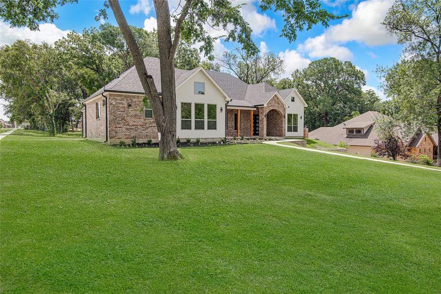 Exterior details and patio area of a home in , Grand Prairie (Image 21).