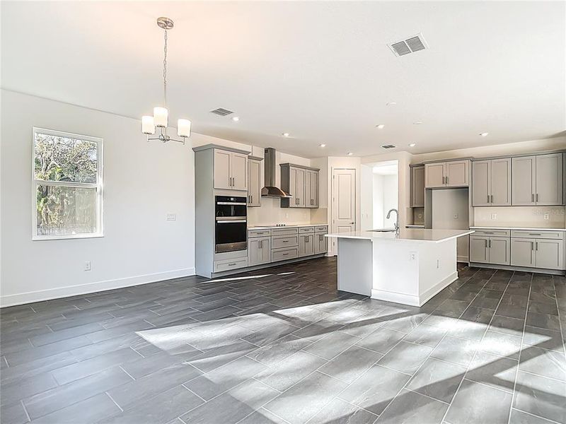 Spacious, unfurnished interior of a new home in , Tampa (Image 35).