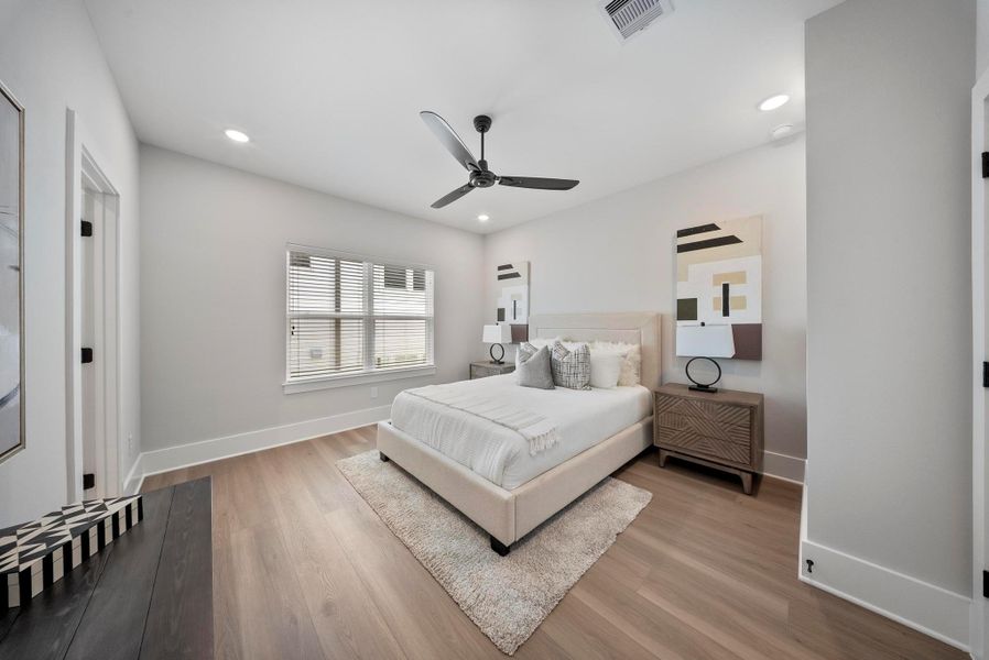 Spacious and bright secondary bedroom with modern finishes and ample natural light.
