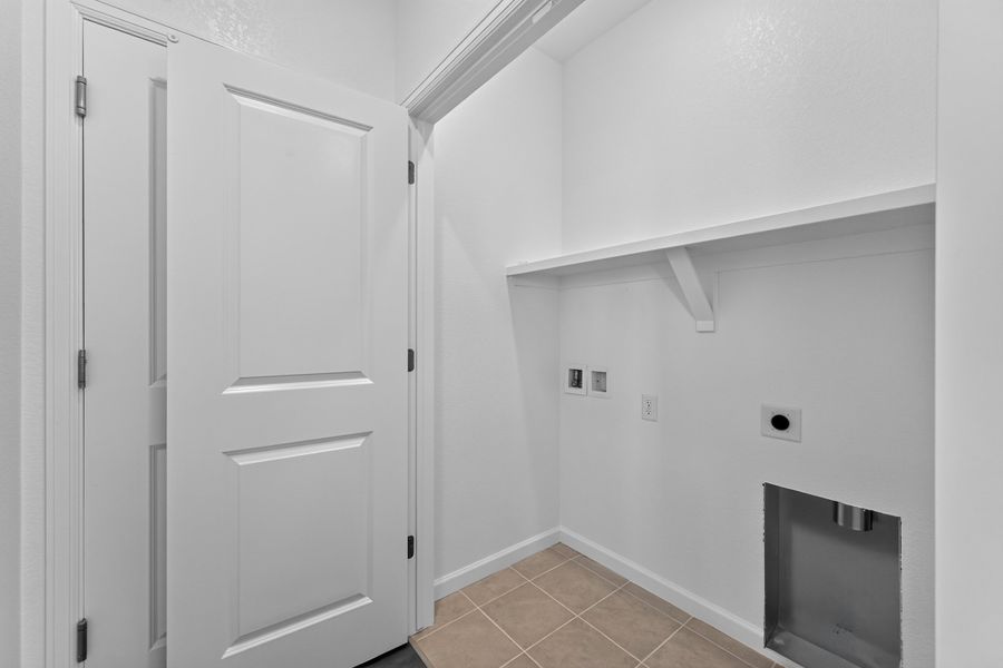 Spacious, unfurnished interior of a new home in Trailstone, Arvada (Image 17).