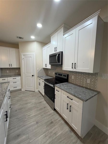 Furnished interior view inside a new home in , Conroe (Image 9).