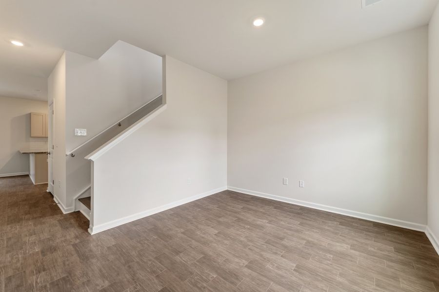 Spacious, unfurnished interior of a new home in Richmond Hill, Inman (Image 20).