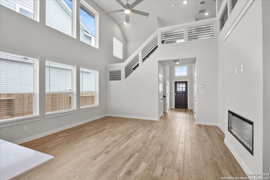 Spacious, unfurnished interior of a new home in Meyer Ranch, Canyon Lake (Image 11).