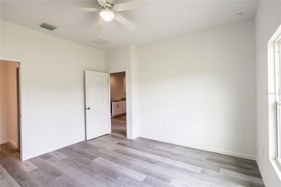 Spacious, unfurnished interior of a new home in , Orlando (Image 21).