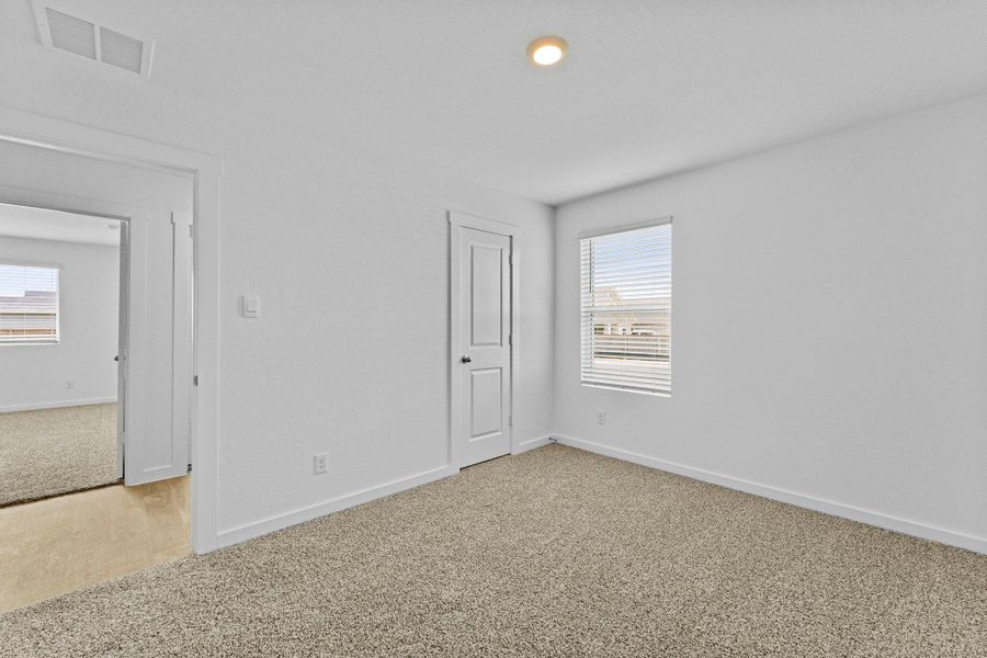 Spacious, unfurnished interior of a new home in Sonoma Oaks, Fredericksburg (Image 36).