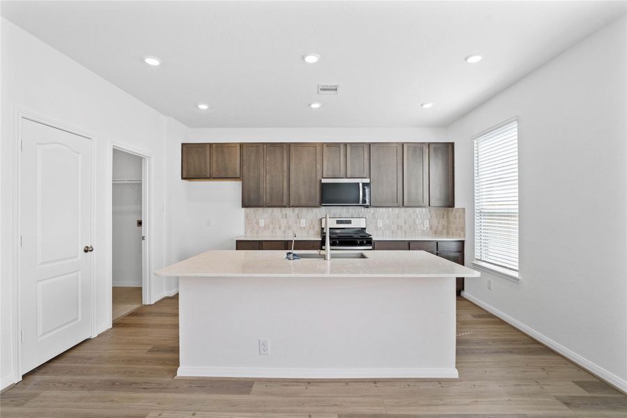 The extended breakfast bar provides additional seating—perfect for a quick meal—while keeping you connected to conversations in both the kitchen and dining area. The extended breakfast bar provides additional seating—perfect for a quick meal—while keeping you connected to conversations in both the kitchen and dining area.