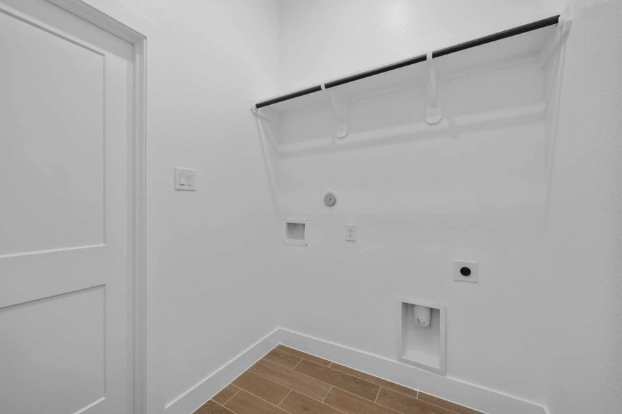 Spacious, unfurnished interior of a new home in Meridiana 50's and 60's, Manvel (Image 21).