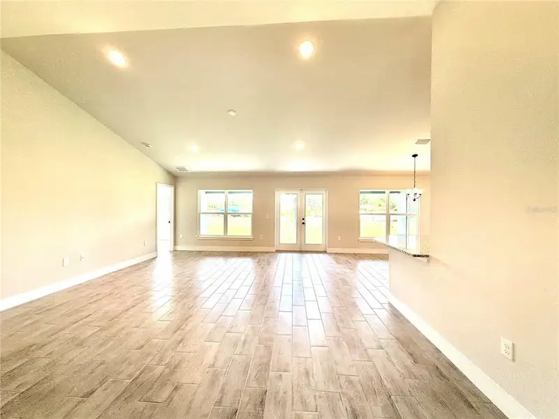 Spacious, unfurnished interior of a new home in Port Charlotte, Port Charlotte (Image 24).